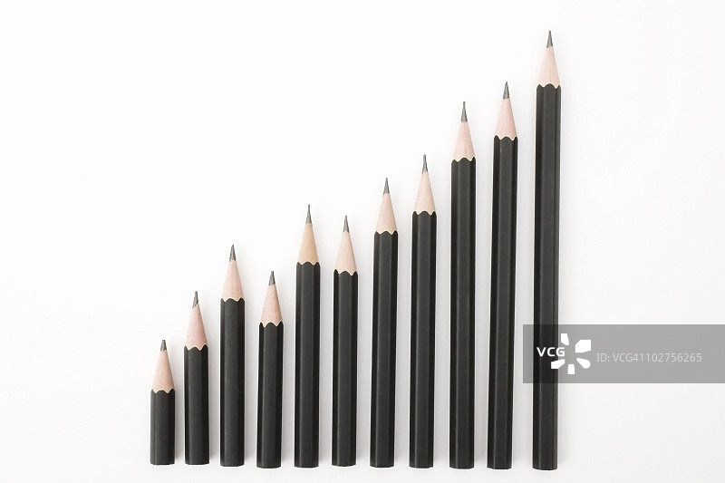 铅笔按高度递增顺序排列，白色背景图片素材