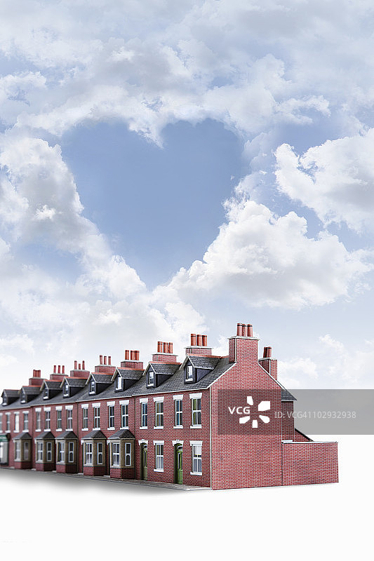 心形的云在一条街的房屋模型上图片素材