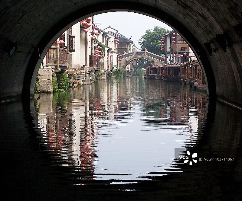 在中国苏州的一个隧道里图片素材