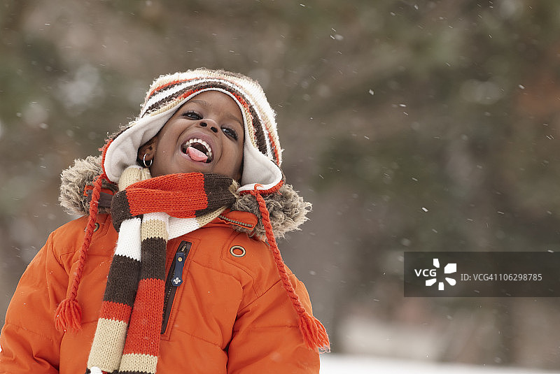 非裔美国女孩用舌头接雪花图片素材