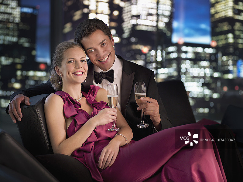 优雅的情侣在晚上喝香槟图片素材