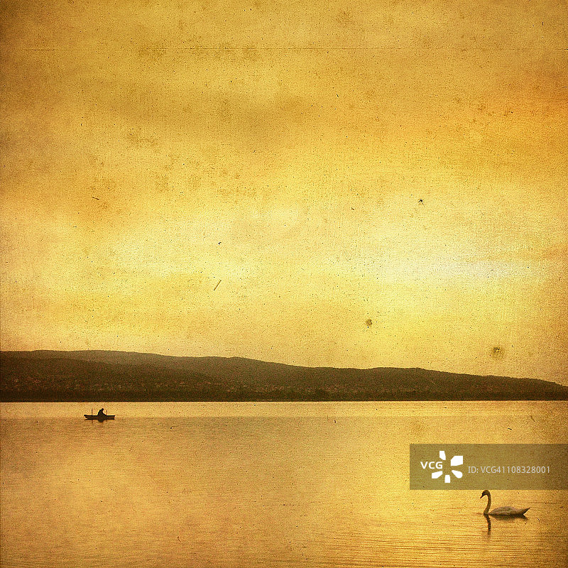 黎明时分的湖边——复古照片图片素材