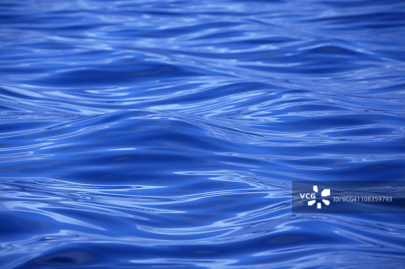 近距离观察起伏的蓝色海水图片素材