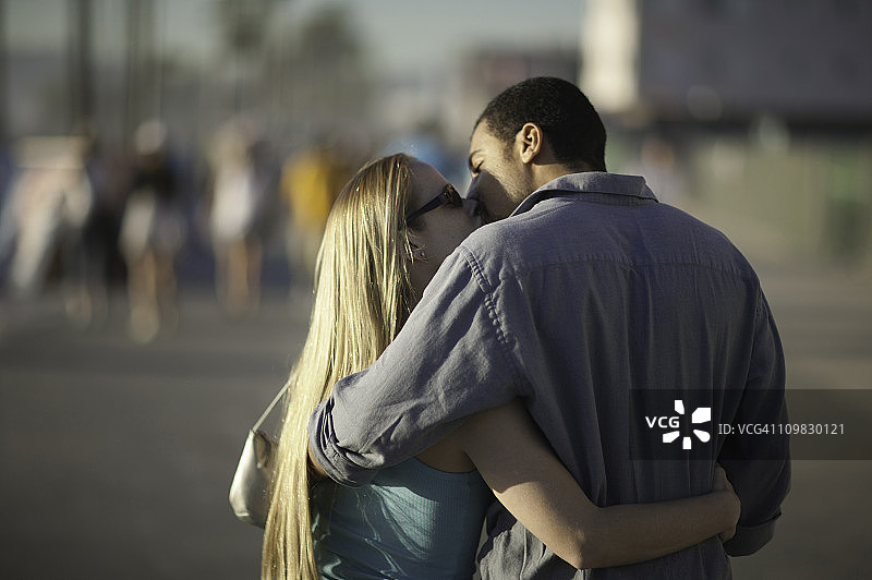 美国，加利福尼亚，威尼斯，情侣们在木板路上接吻图片素材