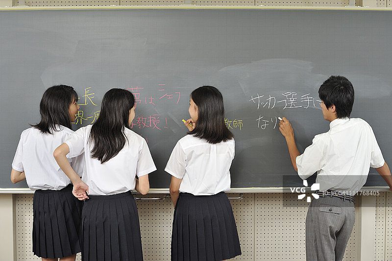高中生在黑板上涂鸦图片素材