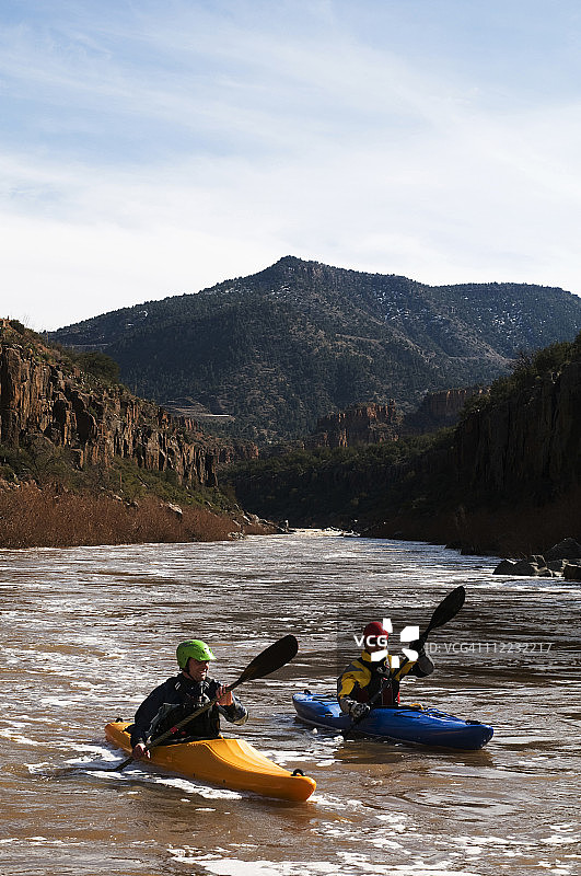 皮艇划着他们的船顺流而下的盐河，这条河蜿蜒穿过亚利桑那州的盐河荒野地区。图片素材