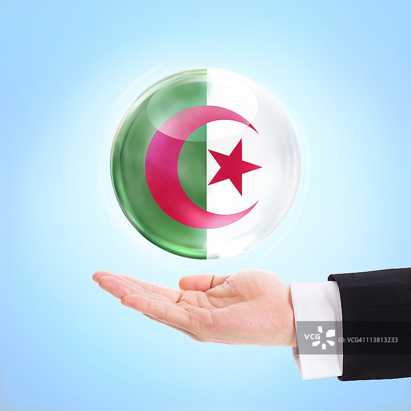 一只手支持着阿尔及利亚国旗图片素材