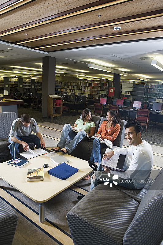 图书馆里的学生坐在沙发上学习图片素材