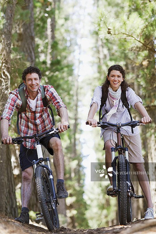 在树林里骑自行车的夫妇图片素材