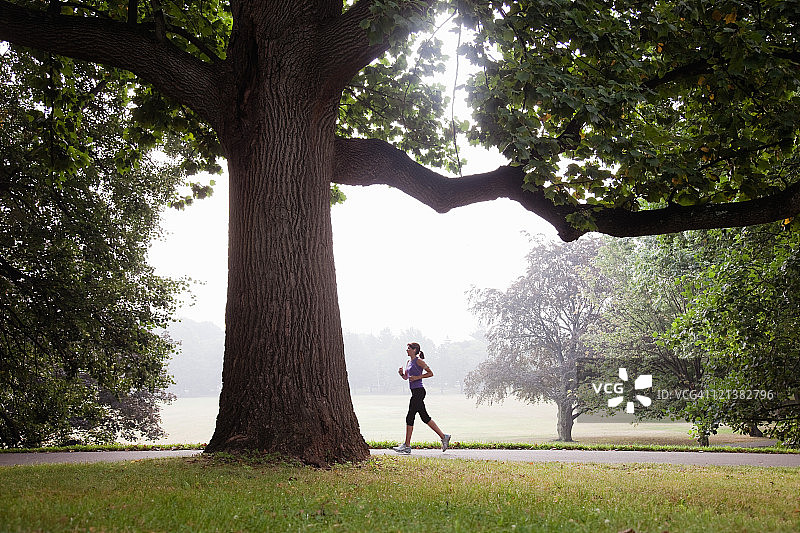 在郊区公园慢跑的女人图片素材