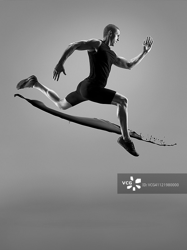 男运动员在水花之上奔跑图片素材