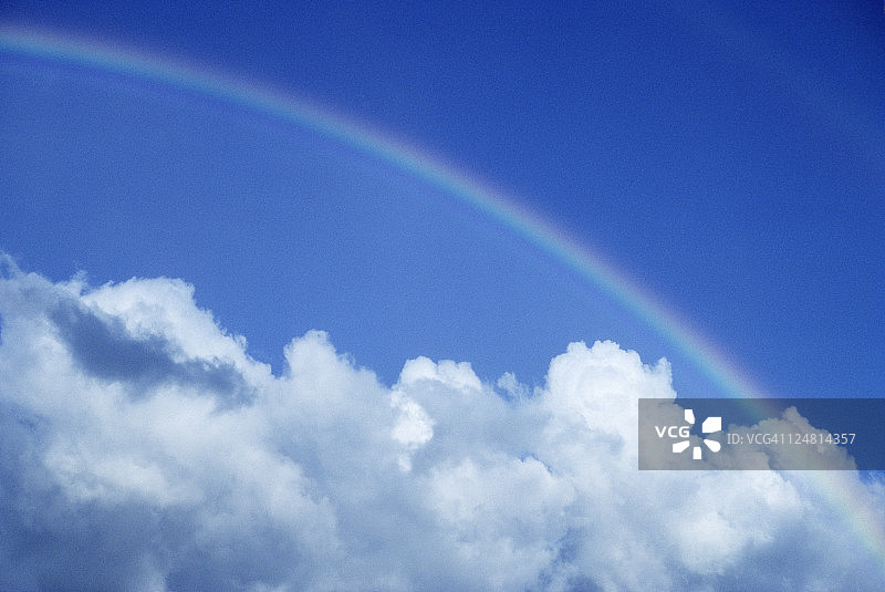 夏威夷，彩虹在蓝天的云朵上拱起图片素材