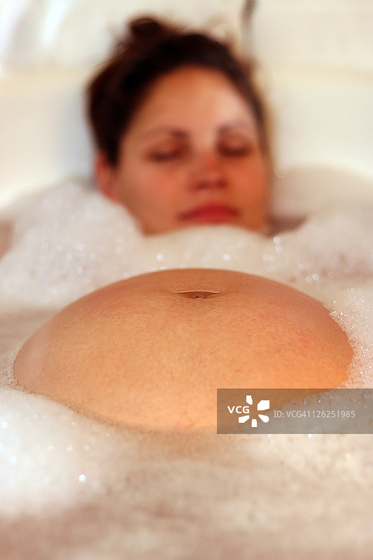 孕妇在泡泡浴中图片素材