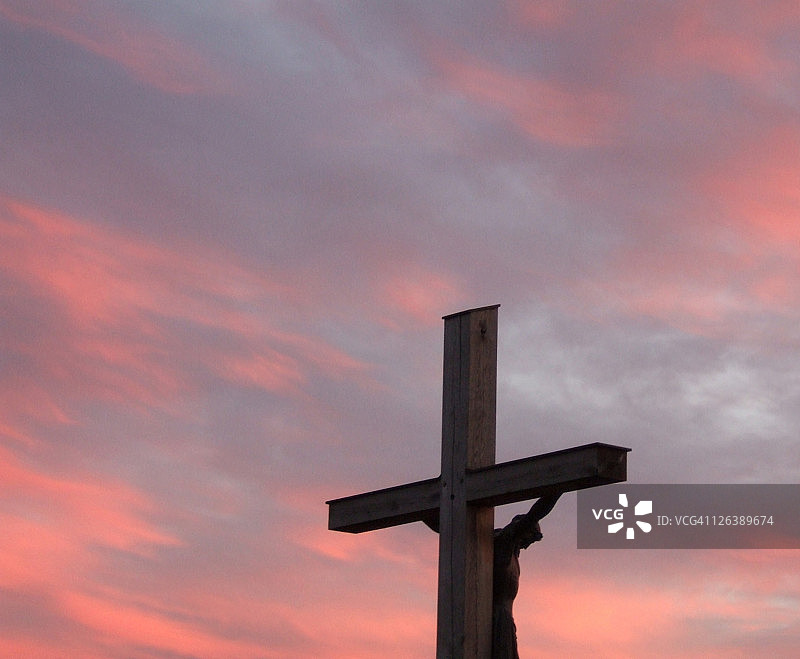 夕阳下的十字架图片素材