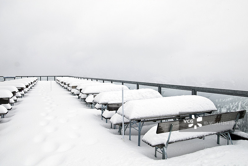 雪地上的空椅子图片素材