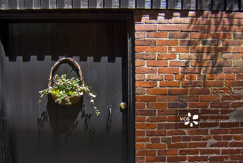 花篮挂在家门口，比肯山，波士顿，麻州图片素材
