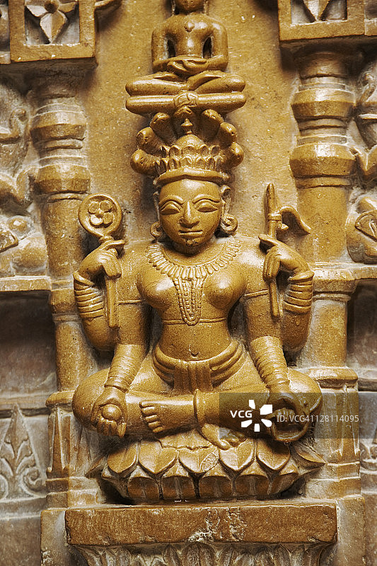 从14世纪到15世纪，耆那教寺庙的每一个角落都装饰着复杂的雕刻。印度斋沙默尔。图片素材