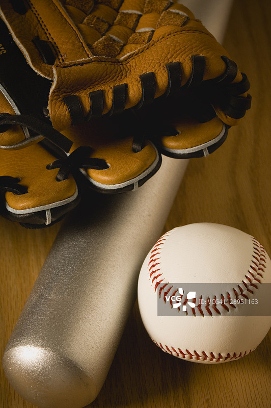 棒球手套、球棒和球图片素材