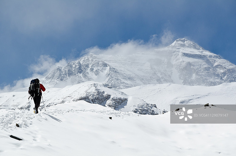 在珠穆朗玛峰上爬山的人图片素材