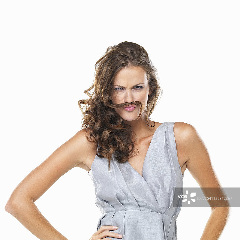 工作室肖像好玩的女人与胡子的头发图片素材