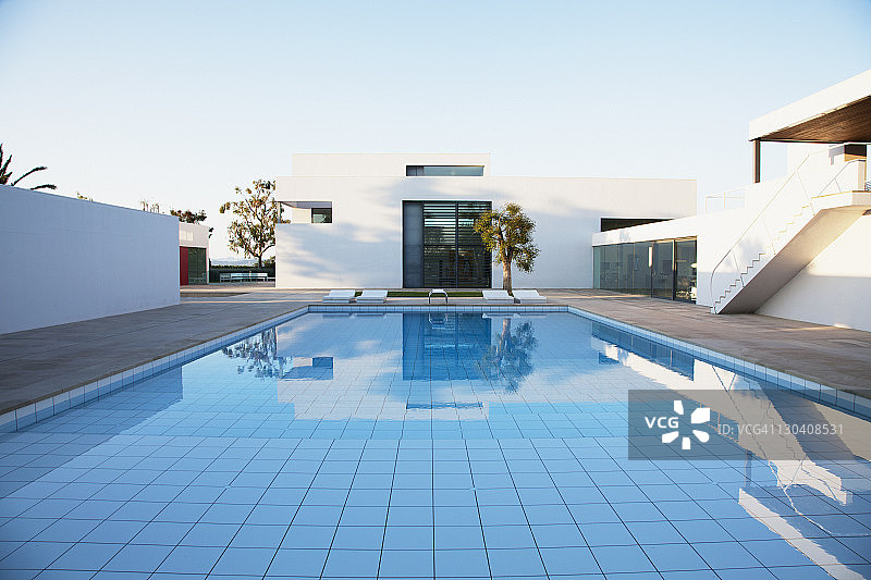 现代住宅外泳池图片素材