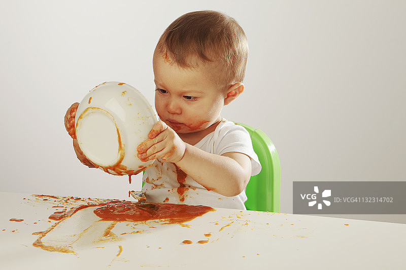 婴儿食品的男孩图片素材