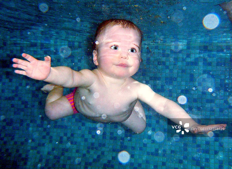 在水下游泳的女孩图片素材