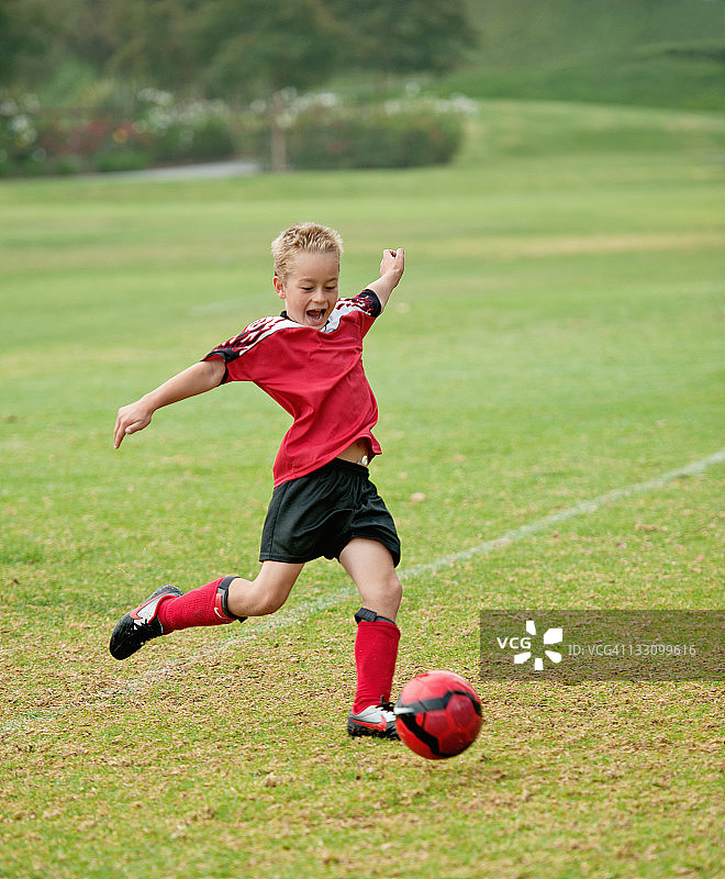 男孩踢足球图片素材