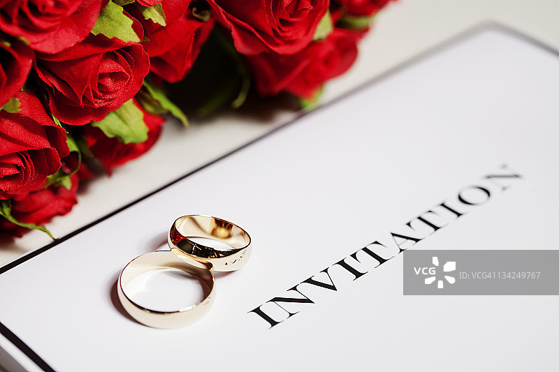 红玫瑰花束，邀请和结婚戒指图片素材
