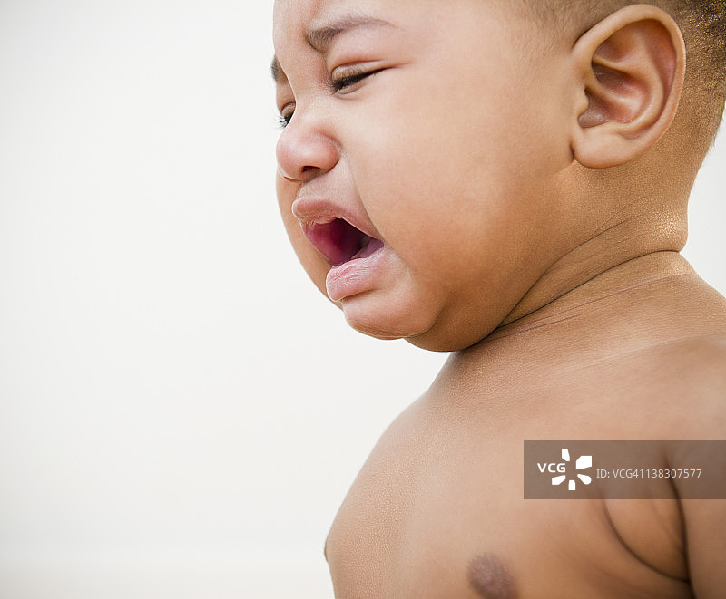 黑人婴儿哭图片素材