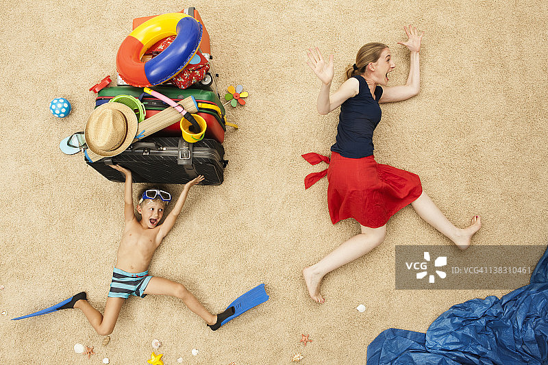 德国，母亲和儿子带着玩具和行李在海滩上图片素材