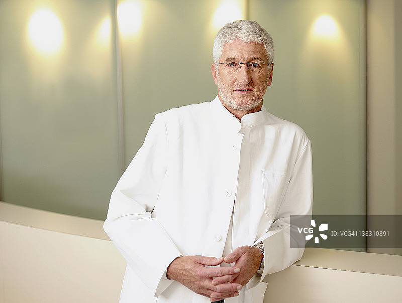 德国，汉堡，医生在医院双手紧握，肖像图片素材