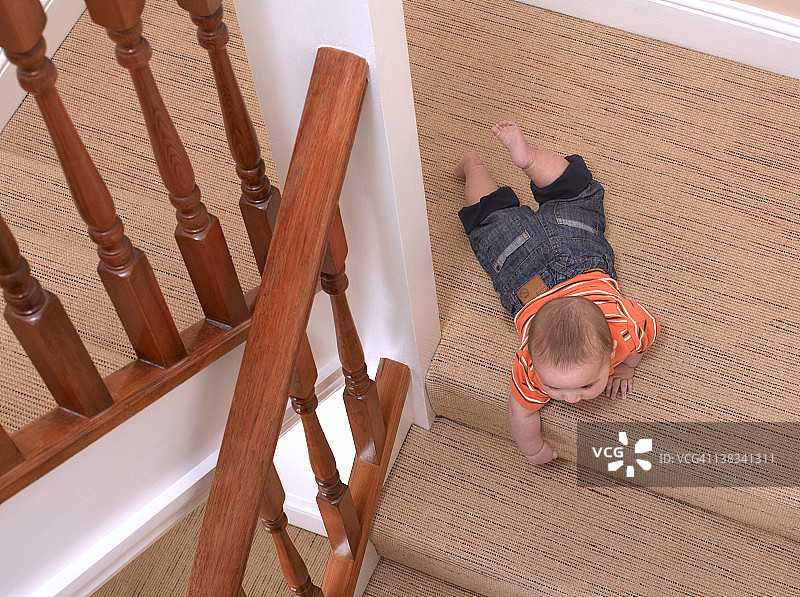 婴儿爬着要摔下楼梯图片素材