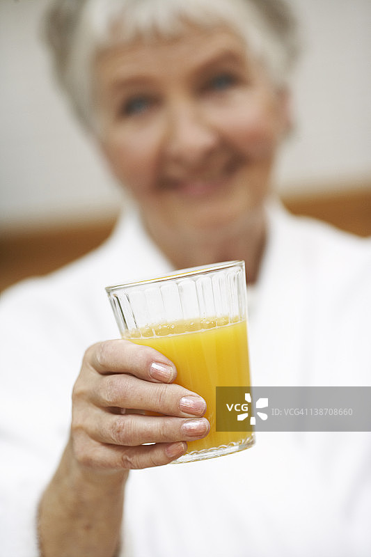 一位老妇人正在吃早餐，瑞典。图片素材