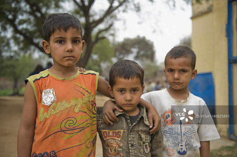 三个男孩站在一起的肖像，哈森普尔，哈里亚纳邦，印度图片素材