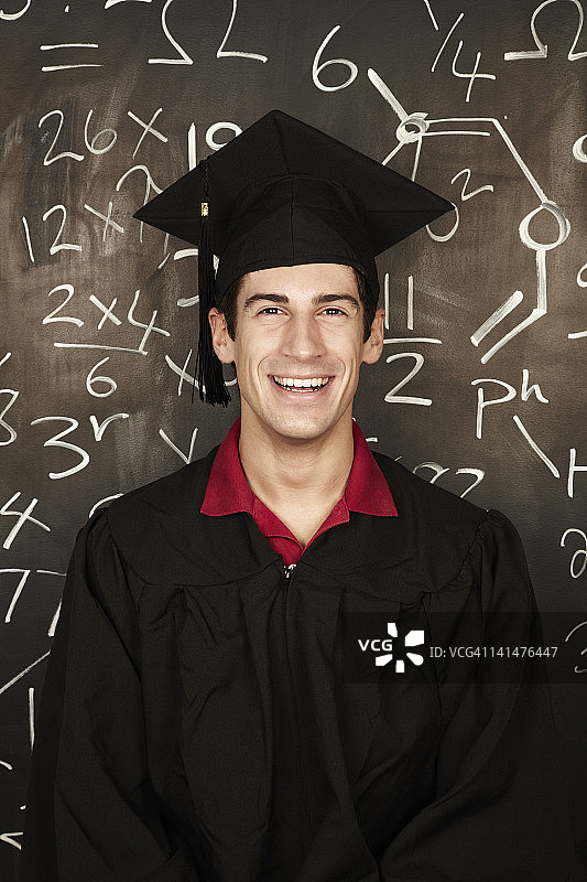 一个戴着毕业帽和毕业服的男人的肖像图片素材