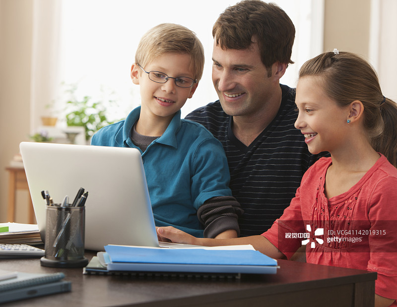 白人父亲和孩子使用笔记本电脑图片素材