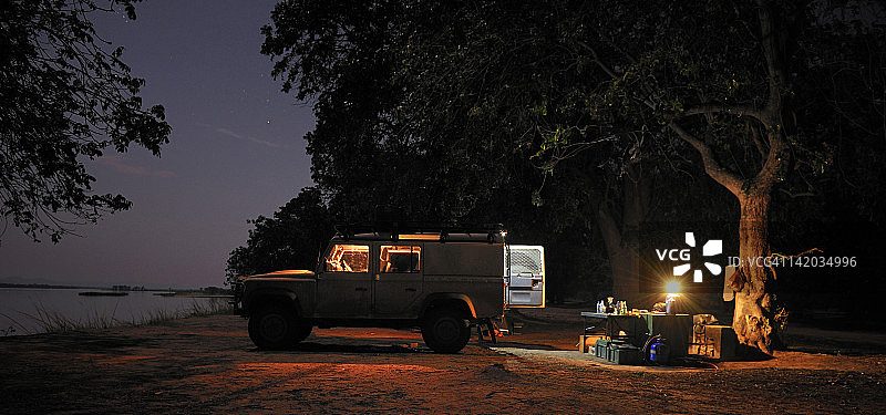 越野车和晚上露营在赞比西河，Mana池，赞比西河山谷，津巴布韦图片素材
