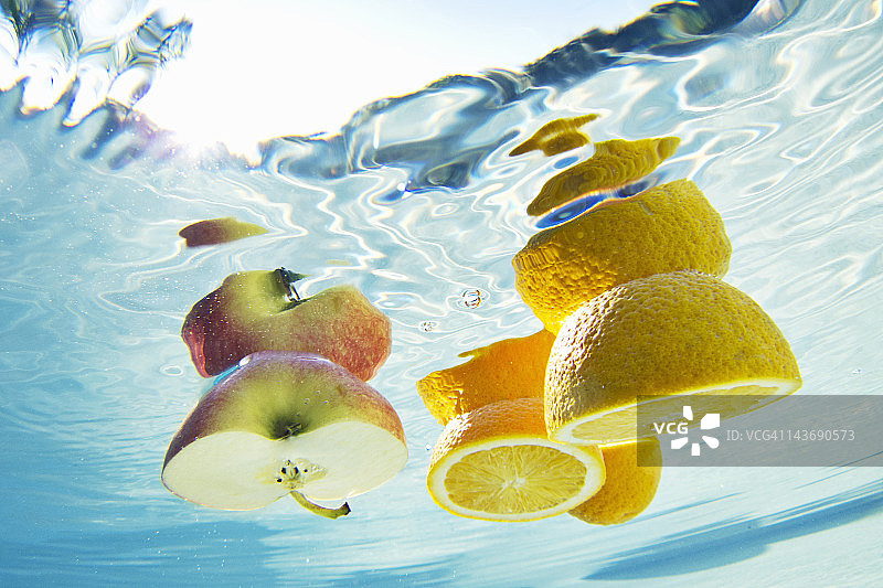 游泳池里漂浮着水果图片素材