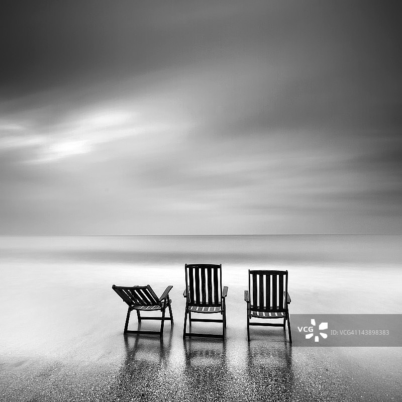 海中的三把椅子，艺术图片素材