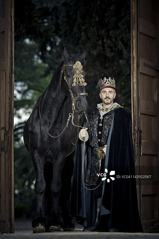 中世纪的国王，骑着黑色的种马图片素材