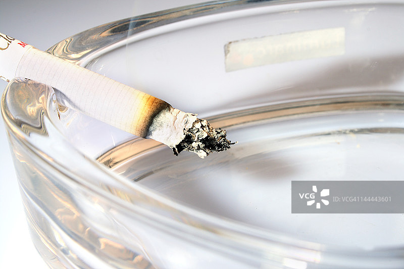 烟灰缸里的香烟的特写图片素材