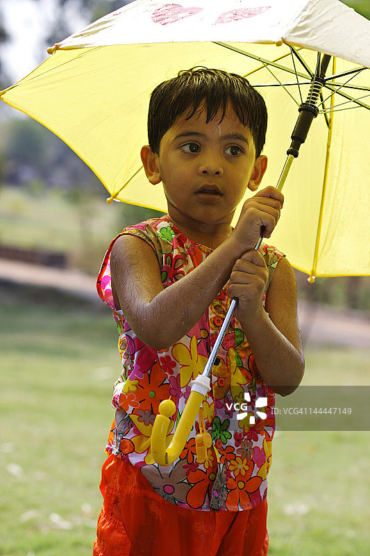 一个孩子在玩伞图片素材