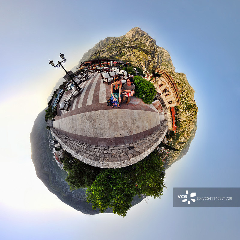 全家在黑山的科托尔度假，小小星球效应图片素材