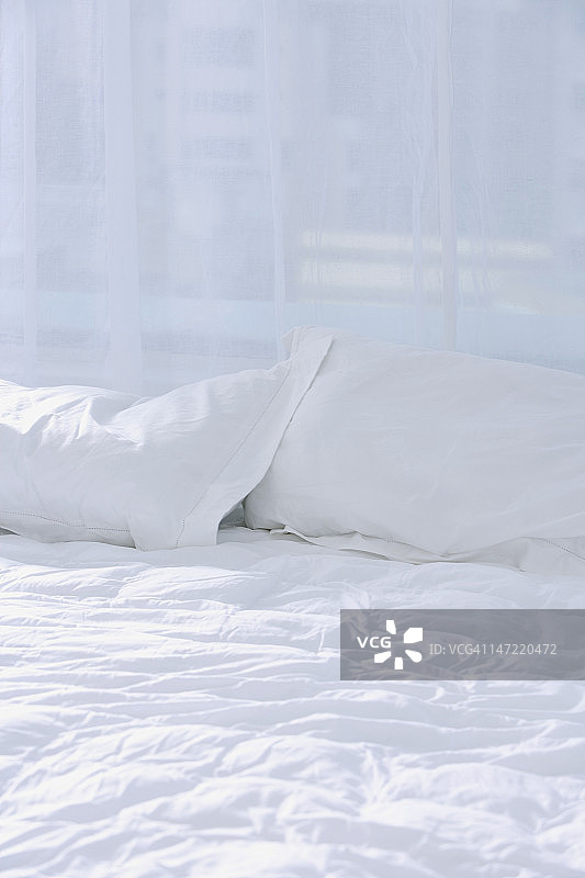 白色的床和枕头图片素材