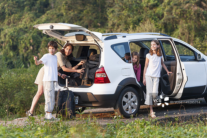 家庭与SUV探索户外图片素材