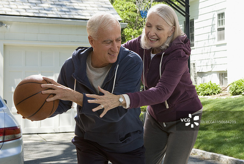 老年情侣打篮球图片素材