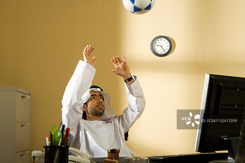 在办公室踢足球的商人图片素材