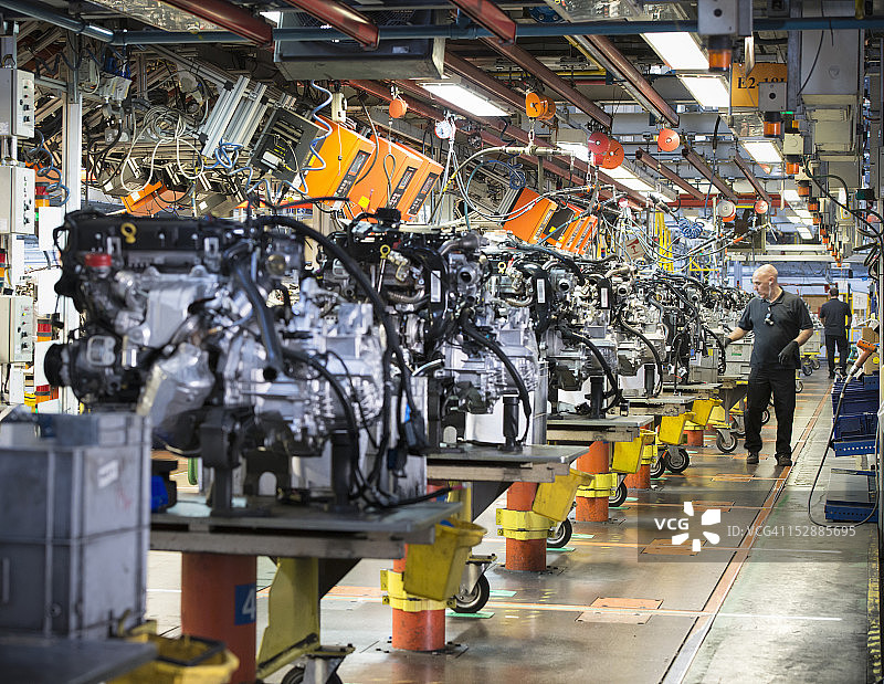 汽车制造厂发动机生产线上的工人图片素材