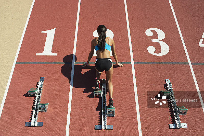 女运动员在跑道上的起跑位置，后视图图片素材